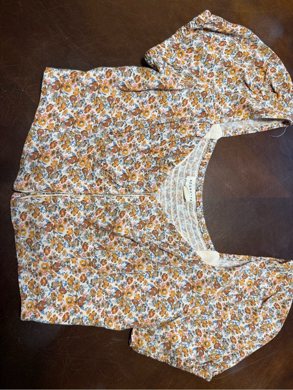 Aeropostale Floral Puff-Sleeve Crop Top in Rust, Cream & Blue